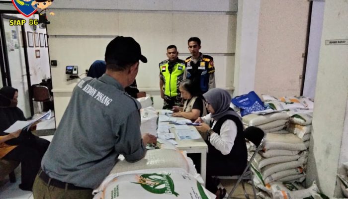 Bhabinkamtibmas Polsek Sumur Bandung Laksanakan Giat Monitoring Penyaluran Bansos Cadangan Beras Pemerintah