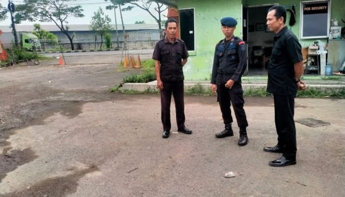 Brimob Jabar Lakukan Patroli Harkamtibmas kepada Securty Pasar Gaya