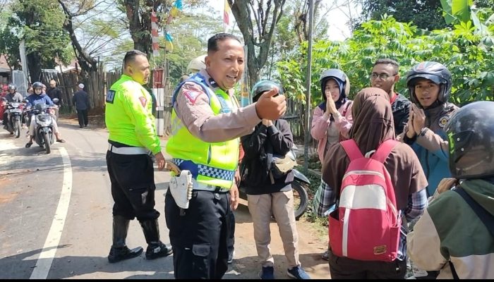 Cegah Potensi Kecelakaan Polsek Malangbong Menutup Tumpahan Solar Yang Membasahi Jalan Raya