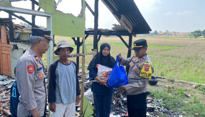 Polisi Gelar Bansos untuk Korban Kebakaran di Desa Sukawera