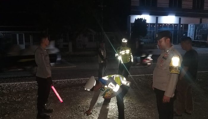 Polsek Malangbong Cek Tkp Kecelakaan Lalu Lintas Antara Dua Sepeda Motor, Dua Orang Pengendara Mengalami Luka-Luka