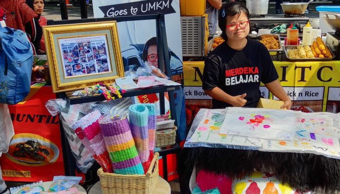 Dukung Hasil Karya Rekan – Rekan Disabilitas, Polrestabes Bandung Buka Layanan SKCK Goes To UMKM di Festival Bandung Kota Angklung 2024