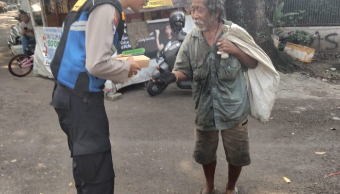 Bhabinkamtibmas Kel. Kebon Pisang Polsek Sumur Bandung melaksanakan Jumat berbagi