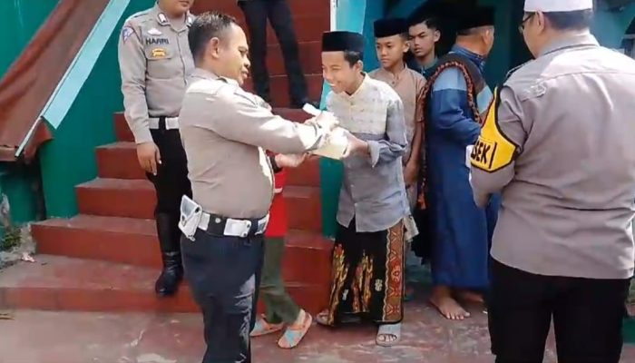 Lakukan Jum’at Berbagi, Polisi di Sukabumi Bagi-bagi Nasi Kotak