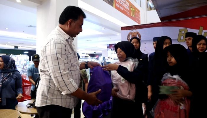 Polisi Berbagi dan Bermain Dengan Puluhan Anak Yatim