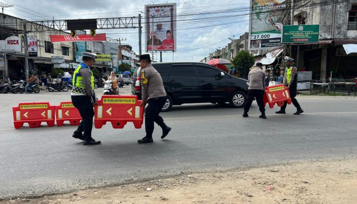 Tekan Lakalantas, Satlantas Polres Aceh Timur Pasang Water Barrier di Simpang Empat Peureulak