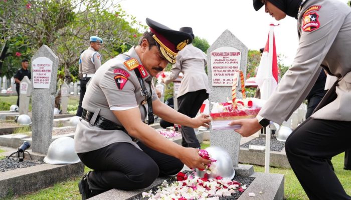 Jelang HUT Bhayangkara Ke-78, Jajaran Mabes Polri Ziarah ke TMP Kalibata