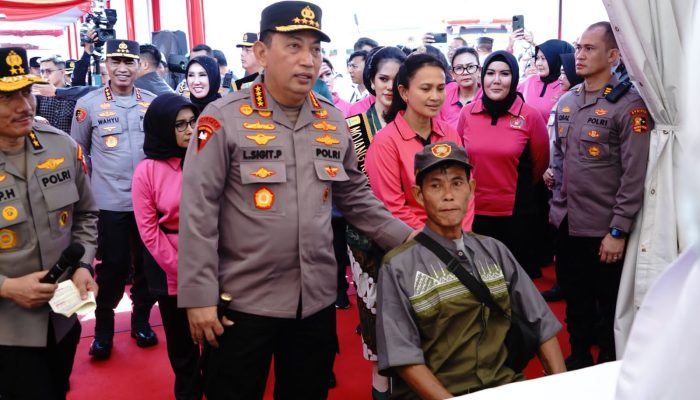 GELAR BAKTIKES, POLRI BERIKAN PELAYANAN KB, OPERASI BEDAH MINOR SERTA KHITANAN MASSAL DI KARAWANG