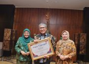 Kota Cimahi Mendapat Penghargaan Penyelenggara Kampung Keluarga Terbaik 