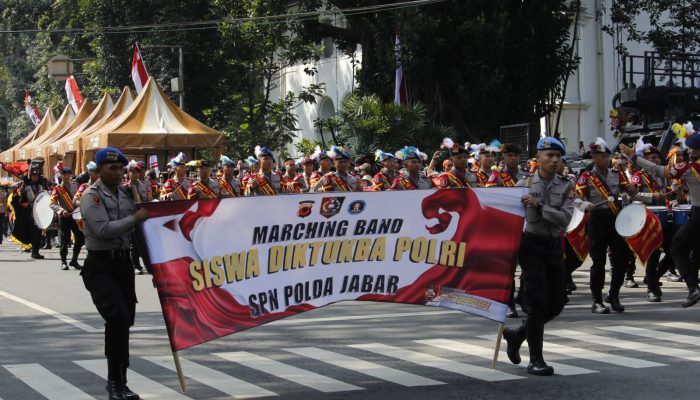 DEFILE MARCHING BAND SPN POLDA JAWA BARAT DI TENGAH KEMERIAHAN PERINGATAN HUT POLRI KE 78 DI GASIBU