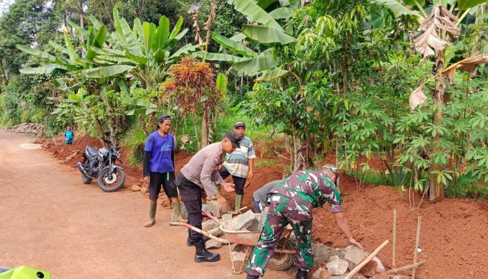 Polisi Bantu Kerja Bakti Masyarakat Salakaria untuk Pembangunan Saluran Air di Dusun Sukarasa