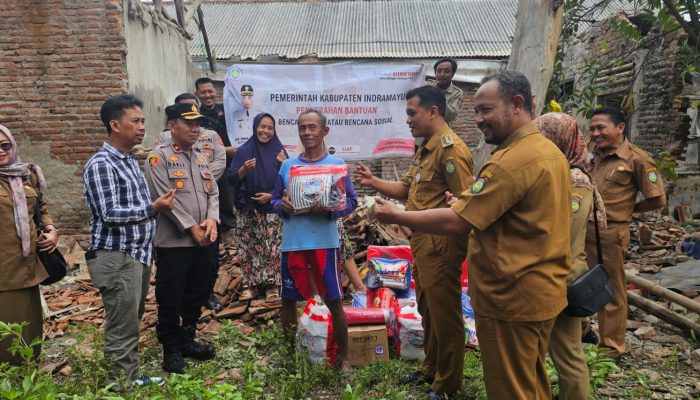 Polisi Turut Serta Dalam Kegiatan Pemberian Bantuan Kepada Korban Bencana Alam