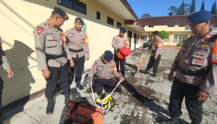 SIAGA SAR SAT BRIMOB POLDA JABAR ANTISIPASI BANJIR DAN LONGSOR