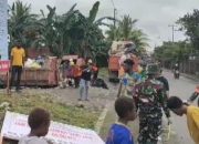 Babinsa Timika Bersama Warga Kerja Bakti Bersihkan Sampah