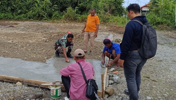 Babinsa Koramil 02/Timika dan warga Kerja Bakti Pembuatan Sarana Olahraga