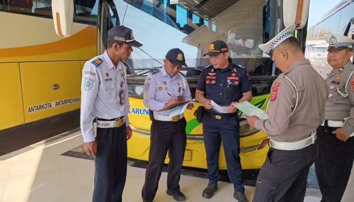 Polres Garut Laksanakan Ramp Check Angkutan umum Upaya Meningkatkan Keselamatan Berlalu Lintas