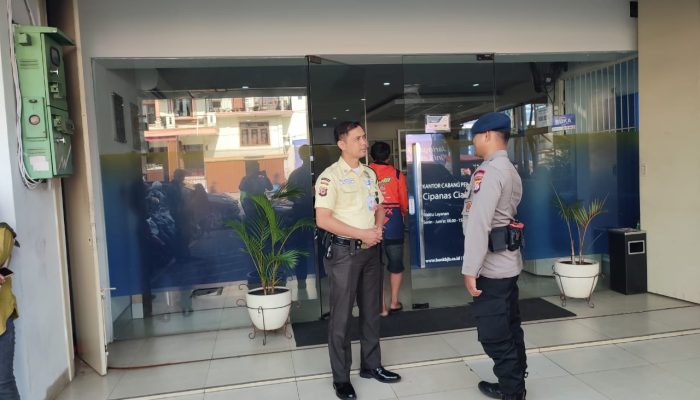 Brimob Jabar Sambangi Bank BJB Cipanas Berikan Himbauan Kamtibmas Kepada Securty 