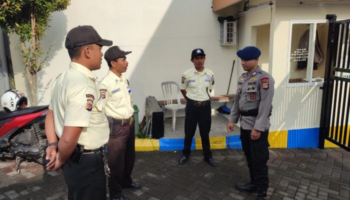 Anggota Brimob Jabar Melaksanakan Patroli Perumahan di Cipanas Kab Cianjur 