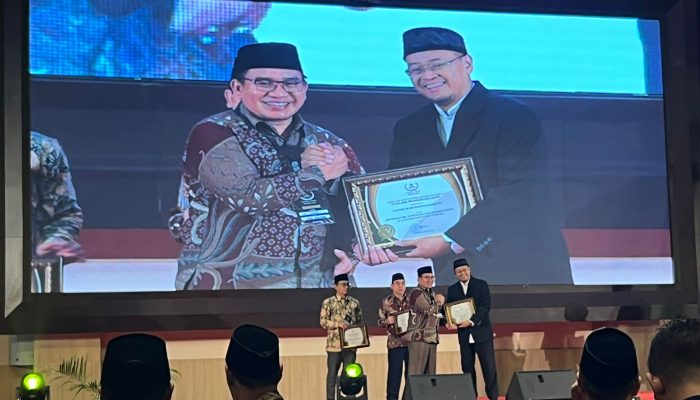 Kepedulian Terhadap Zakat: Bupati Bandung Raih Penghargaan BAZNAS Jabar Award 2024