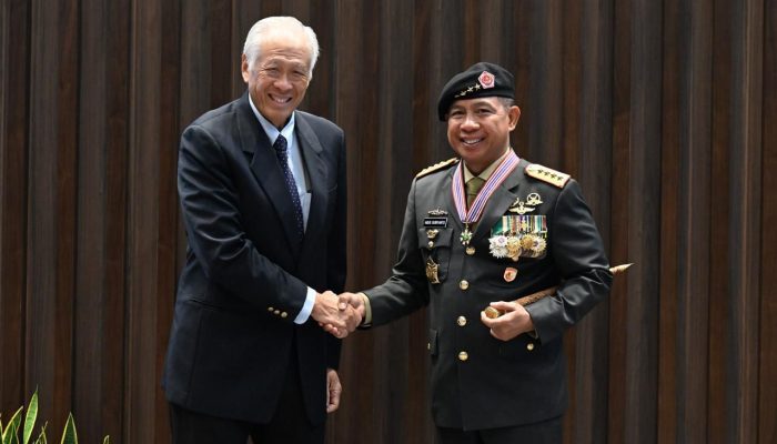 Panglima TNI Terima Meritorious Service Medal Singapura