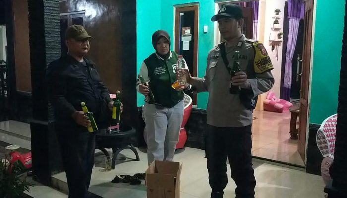 Tindak Lanjuti Aduan Warga Melalui Layanan CLBK, Polisi Sita Puluhan Botol Miras