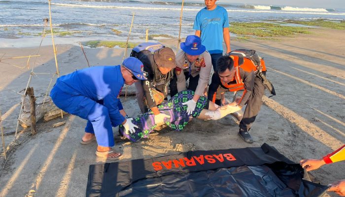 Polisi Bersama Tim SAR Gabungan Temukan 1 Korban Terseret Ombak