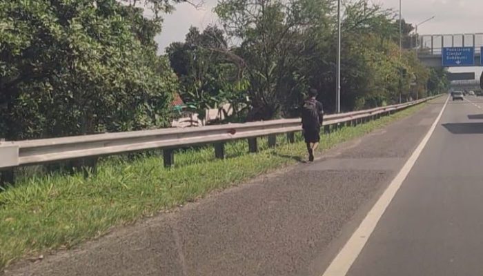 Kisah Seorang Kuli Bangunan Berjalan Di Pinggir Jalan Tol Purbaleunyi, Ditolong Polisi