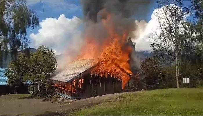 OPM Brutal  ; Bakar SMPN.Okbab Kabupaten Pegunungan Bintang, Provinsi Papua