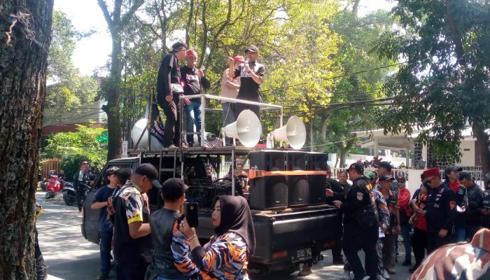 Dinas Pendidikan Jawa Barat Di Demo oleh Ribuan Ormas