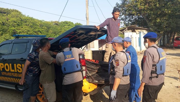 Perahu Rubber Boat Sat Polairud Polres Garut Evakuasi 1 Korban Terseret Ombak