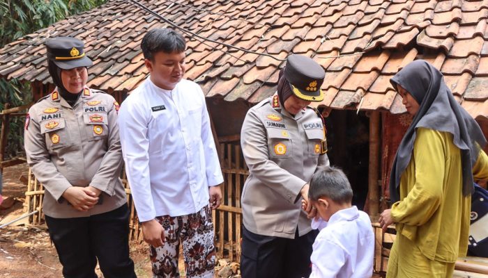 Polisi Sambangi Warga dan Berikan Bantuan Renovasi Rumah Tidak Layak Huni
