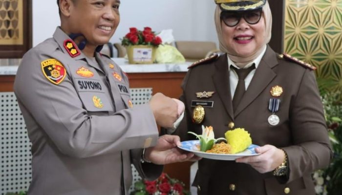 Hari Bhakti Adhiyaksa ke-64, Kapolres Lebak berikan Kejutan Tumpeng ke Kajari Lebak