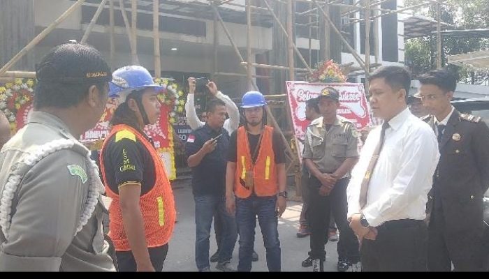 King Naga Hentikan Pekerja Proyek Gedung Unit Layanan, Kejari Lebak, Karena Langgar UU K3