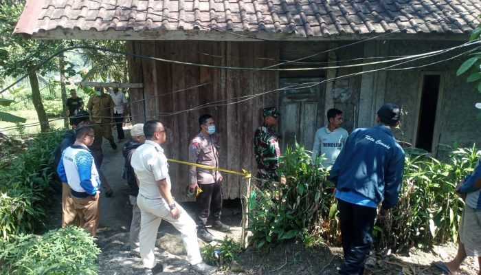 Polsek Caringin Cek Tkp Penemuan Mayat Gantung Diri