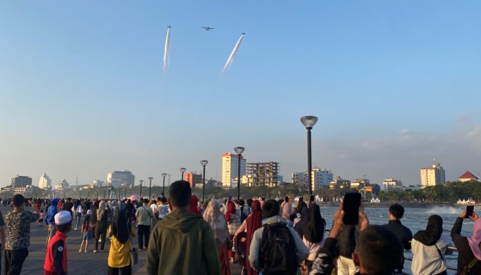 Jet Tempur Sukhoi SU-30 MK2, Pesawat Hercules C-130 Dan Boeing 737-200 Berhasil Memukau Ribuan Pengunjung Pada Pembukaan Makassar International Eight Festival And Forum