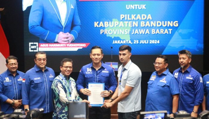 DPP Partai Demokrat Secara Resmi Serahkan Rekomendasi Pada Pasangan Bedas Untuk Maju di Pilkada Bandung 2024