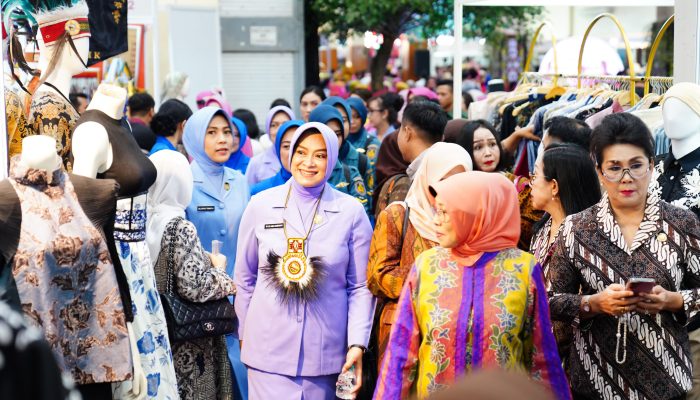 Ketua Umum Dharma Pertiwi Hadiri Bazar Bhayangkari 2024