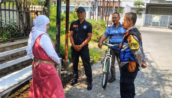 Pantau Situasi Kamtibmas Di Perumahan, Bhabinkamtibmas Polsek Astanaanyar Sambang Komplek Kurdi Regency