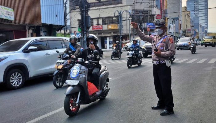 Jaga Kelancaran Arus Lalulintas Sore, Unit Lantas Polsek Astanaanyar Laksanakan Pengaturan Lalulintas