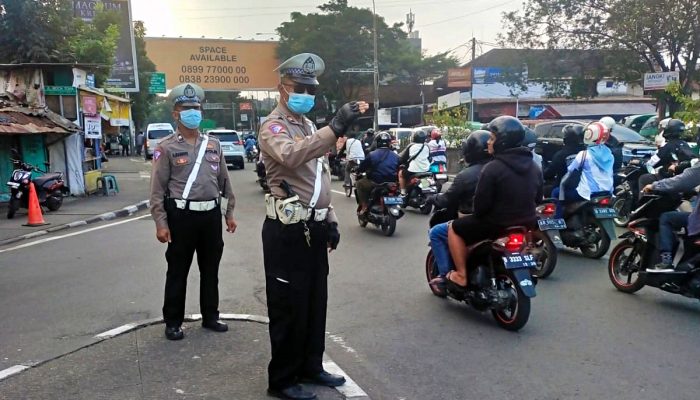 Unit Lantas Polsek Astanaanyar Laksanakan Kegiatan Pelayanan Masyarakat Pengaturan Lalulintas Sore