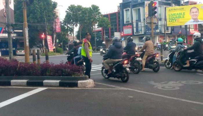 Unit Samapta Polsek Lengkong Gelar Pengaturan Lalu lintas, Bentuk Pelayanan Kepada Masyarakat pagi hari