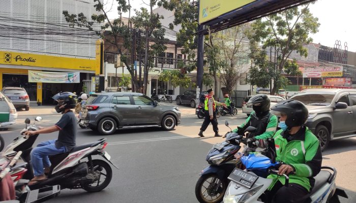 Cipta Kamseltibcarlantas Kondusif sore, Unit Samapta Polsek Lengkong pelayanan masyarakat pengaturan arus lalin