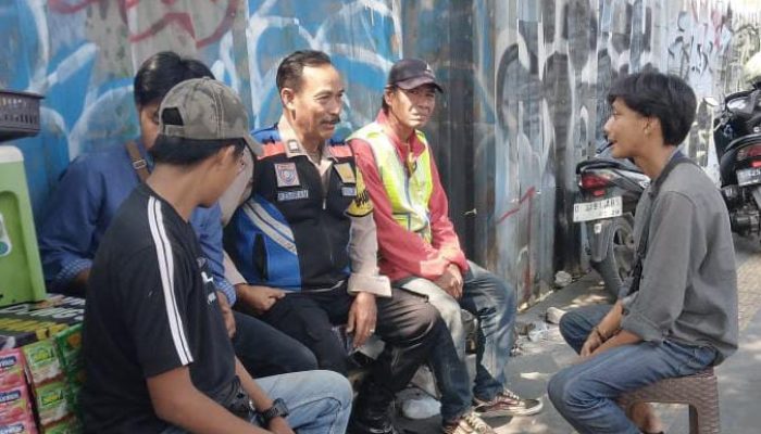 Bhabinkamtibmas Kelurahan Turangga Polsek Lengkong Patroli siang di wilayah Kelurahan Turangga