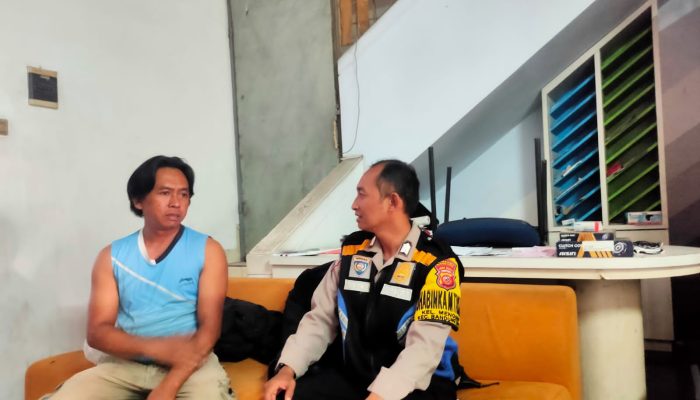 bhabinkamtibmas Polsek Bandung kidul Sambangi rumah Warga