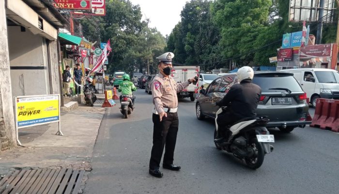 Berikan Rasa Nyaman Dan Aman Kepada Masyarakat, Anggota Unit Lalu Lintas Polsek Cidadap Berikan Pelayanan Sore Hari