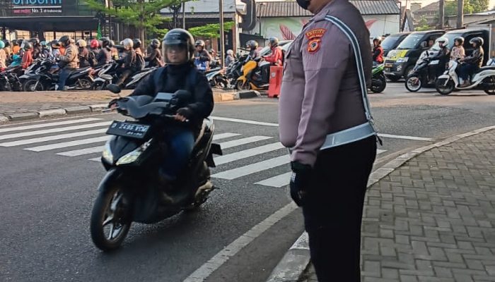 Jelang Weekend,Personel Lalu lintas Polsek Bandung Kidul Melaksanakan Pelayanan Pengaturan lalu lintas