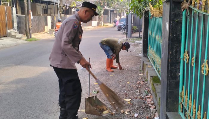 Kanit binmas Polsek Bandung kidul Bantu Warga Bersihkan Sampah