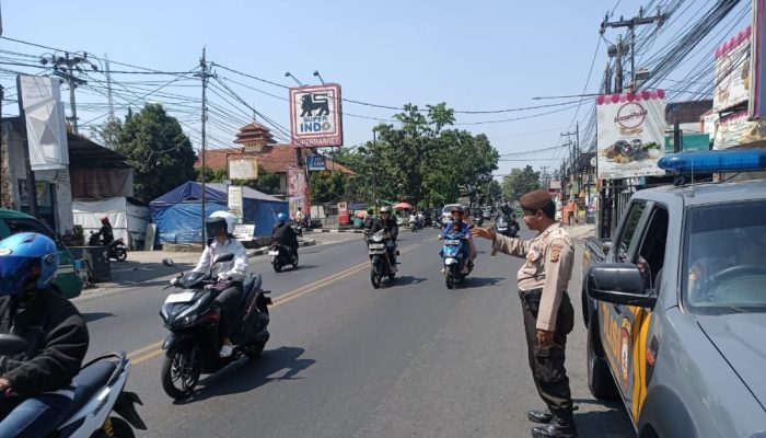 Ciptakan Kamseltibcarlantas Unit Lantas Polsek Ujungberung Lakukan Gatur Lalin siang Hari