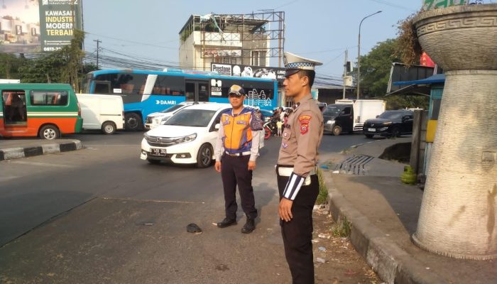 Pastikan Kelancaran Arus Lalulintas, Personel Polsek Babakan Ciparay Gelar Pengaturan Sore Hari di Tempat Rawan Kemacetan