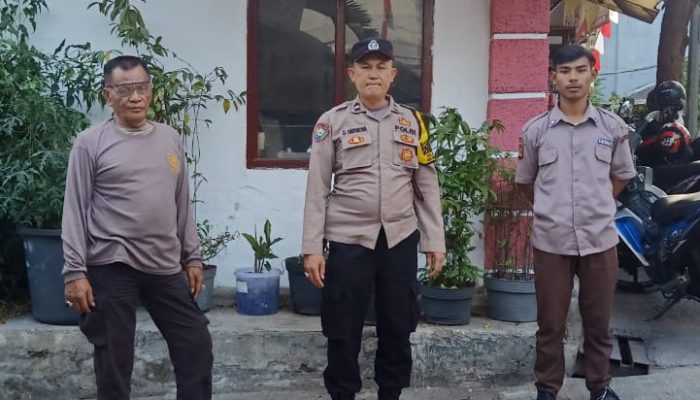 Personil Polsek Bojongloa kidul Melaksanakan Pemasangan Spanduk Himbauan Kamtibmas Mengantisipasi Tidakan Kriminal C3 ( Curas,Curat,Curanmor )